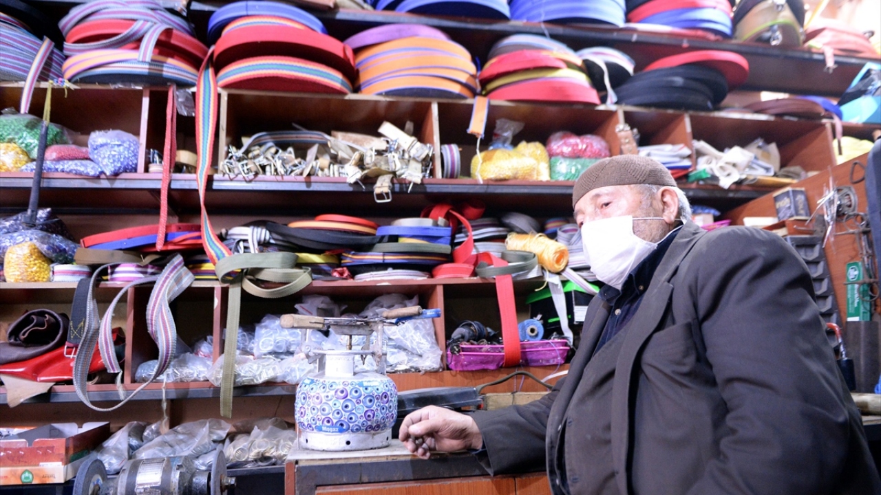 Doğu Anadolu Bölgesi`nin birçok ilinde olduğu gibi Ardahan`da da tarım ve hayvancılıkta bir zamanlar yaygın kullanılan at arabalarına ilgi her geçen gün azalıyor.