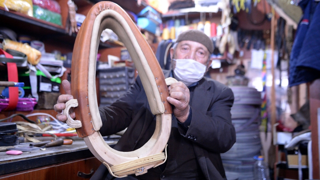 Buna rağmen Göle ilçesindeki dükkanında 58 yıldır hamut ustalığı yapan ve şehirdeki 2 hamut dükkanından birinin sahibi olan Nazim Akıl, tozlu raflarda yerini almaya başlayan mesleğini sürdürüyor.