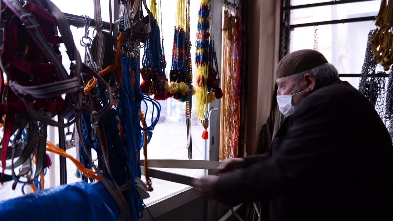 İşlerinin geçmişe göre azalmasına ve ilerlemiş yaşına rağmen hamut yapmaya devam eden Akıl, hamut ve diğer malzemelerle renklendirdiği dükkanında müşterilerine ilk günkü aşkla hizmet vermeye çalışıyor.