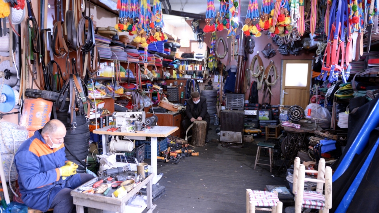 Nazim Akıl, kentte bir dönem çok sayıda hamut ustası olduğunu ancak şu an Ardahan genelinde sadece 2 dükkanın bulunduğunu söyledi.