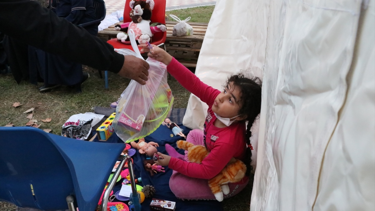 Çadırların arasında balonlarla süslenen etkinlik alanı oluşturan gönüllüler, masal, resim ve seramik atölyeleri düzenliyor. 