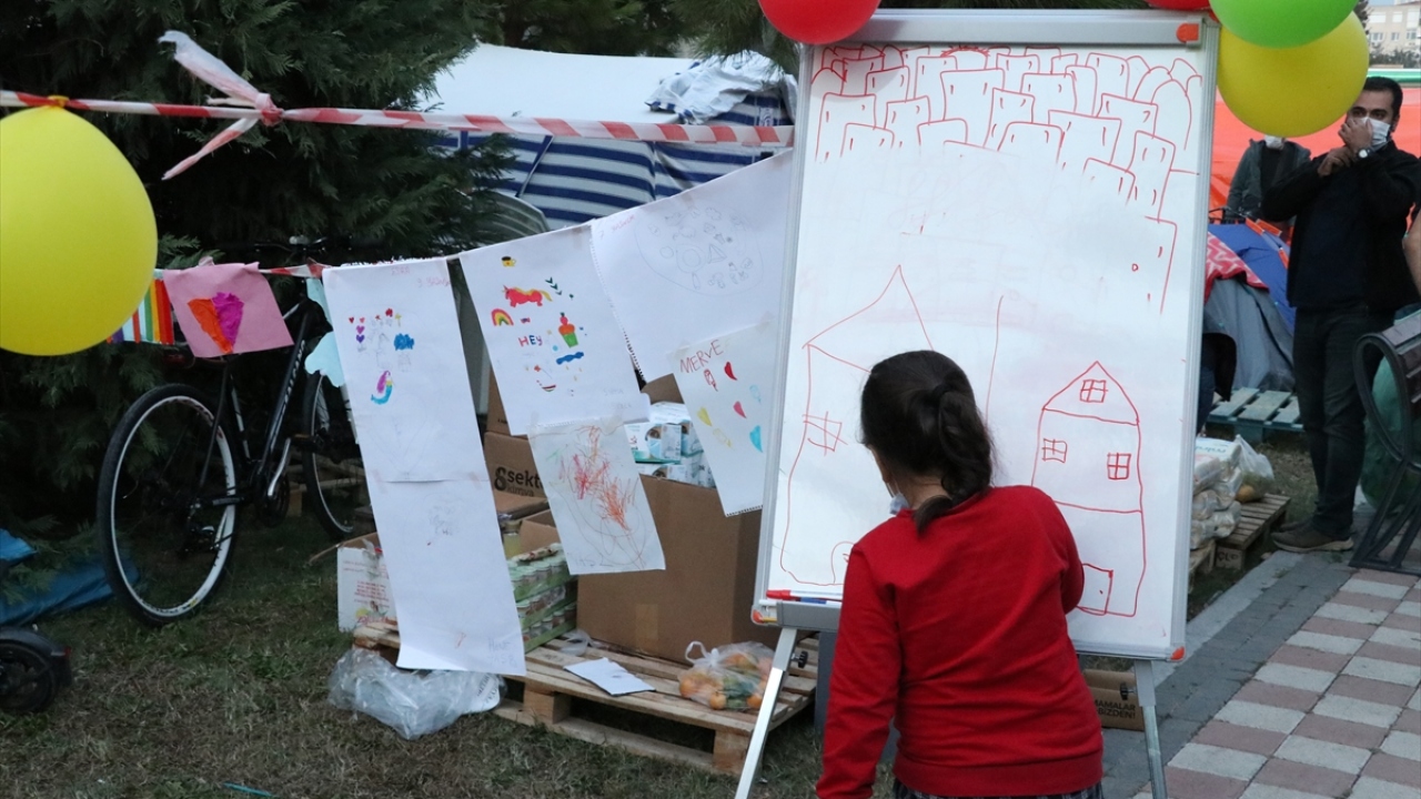 Depremde yıkılan Rıza Bey Apartmanı`nın yanındaki Şehit Hakan Ünal Parkı`nda kurulan AFAD çadırlarında kalan vatandaşların çocukları için gönüllüler tarafından çeşitli etkinlikler organize ediliyor. 