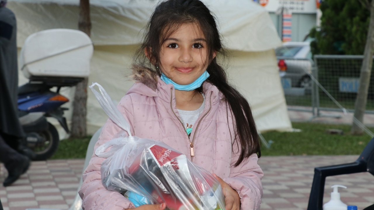 Gönüllülerden Tuba Duman, yaptığı açıklamada, tamamen gönüllülerden oluşan bir grupla çadırlarda kalan çocuklara yönelik çeşitli atölyeler düzenlediklerini söyledi. 