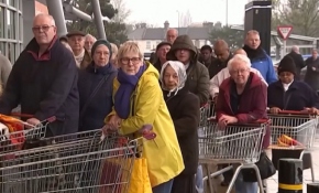 İngiltere'de halk, kısıtlamadan önce marketlere akın etti