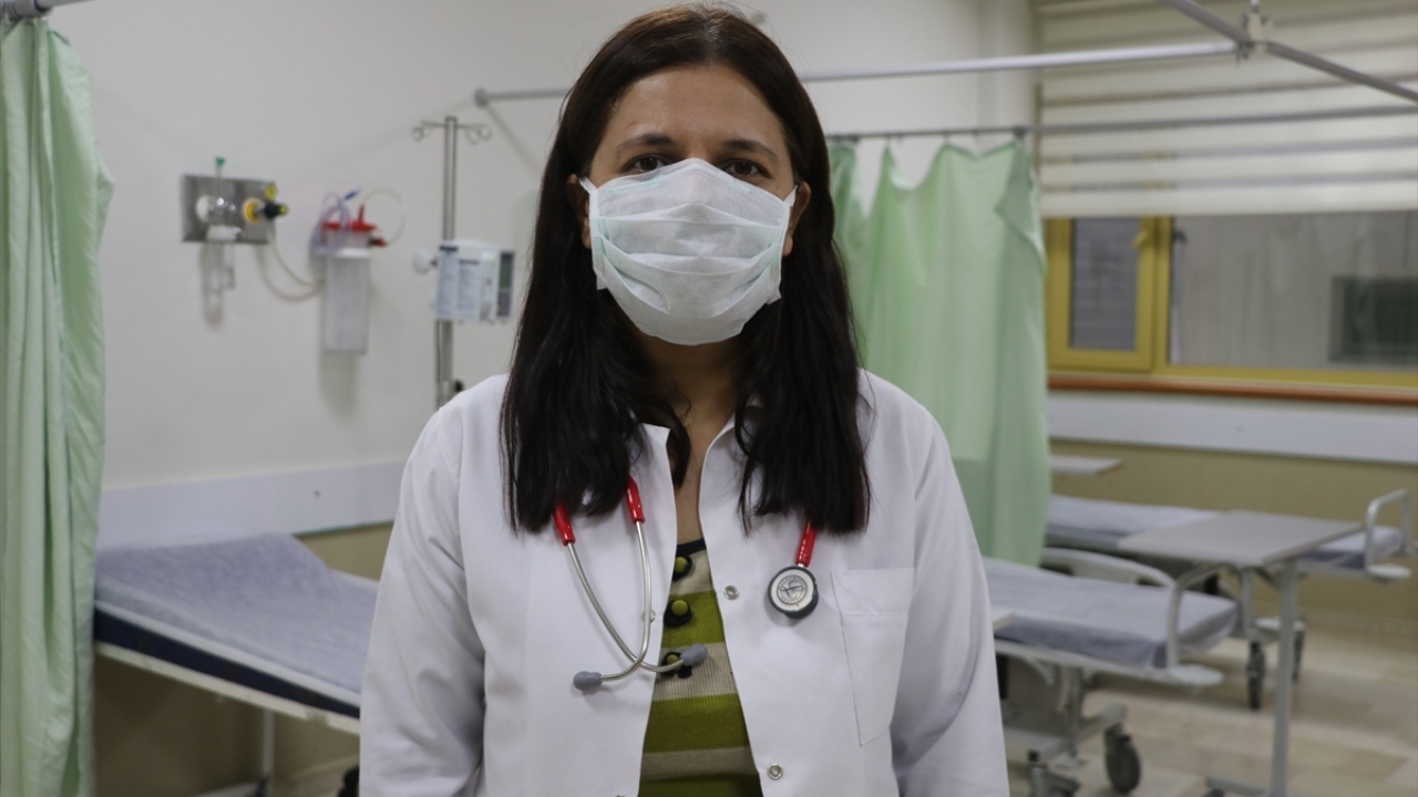 Hatay Mustafa Kemal Üniversitesi Çocuk Sağlığı ve Hastalıkları Anabilim Dalı Öğretim üyesi Dr. Esra Yazarlı, yaptığı açıklamada, sezaryenle 8 gün önce dünyaya gelen bebeklerin, gövdelerinden birbirlerine yapışık olduğunu söyledi.