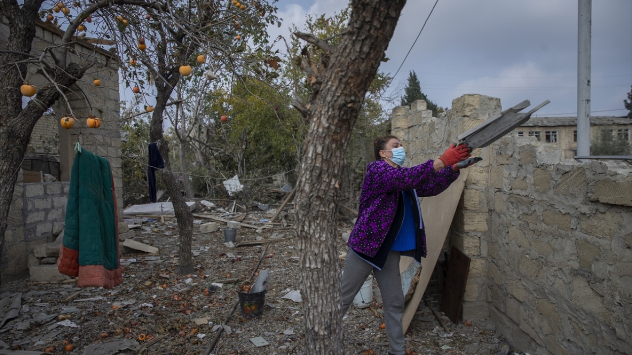 Ermenistan`ın, 17 Ekim`de orta menzilli balistik füzeyle saldırdığı ve 26 sivilin ölümüne neden olduğu Gence`de halk, bir yandan sağlam kalan eşyalarını topluyor, diğer taraftan da evlerini tamir etmeye çalışıyor.