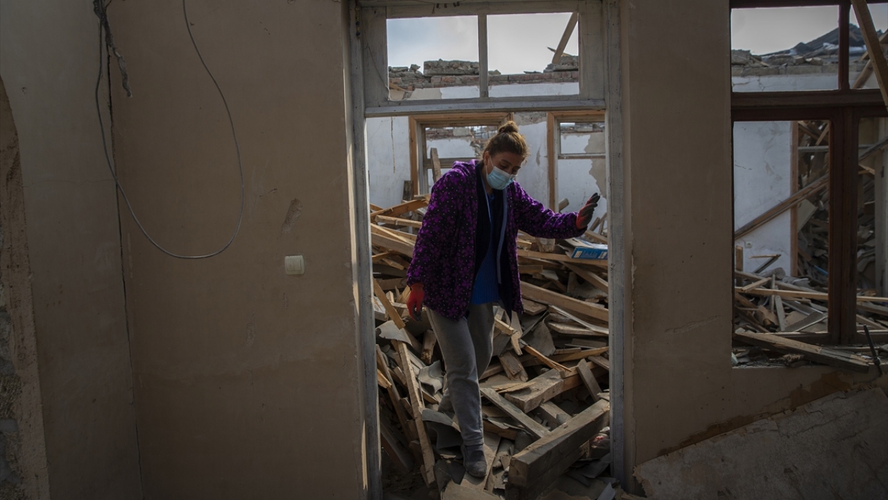 Yıkılan evlerin üzerine Azerbaycan bayrakları asan Gence halkı, bahçelerindeki meyveleri toplayarak ve enkazdaki eşyalarını arayarak zaman geçiriyor.