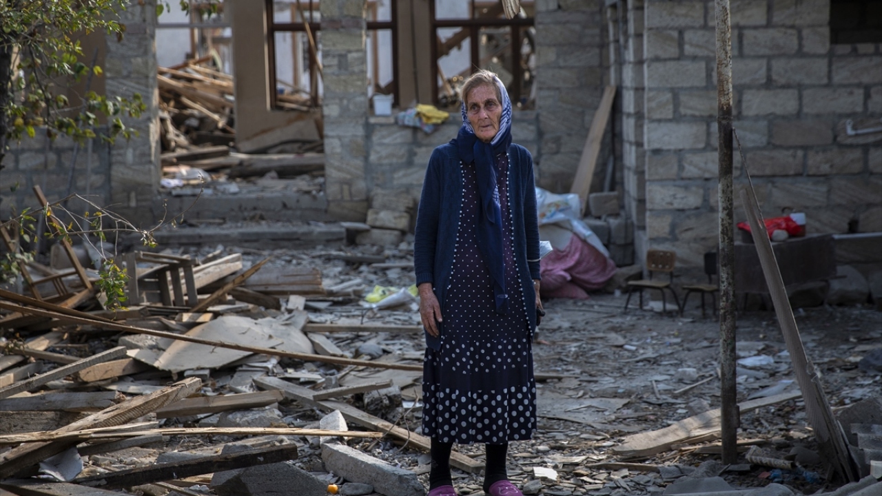 Evi yıkılan 67 yaşındaki Ragibe Guliyeva da torununun da saldırılarda şehit olduğunu ifade ederek şunları söyledi: