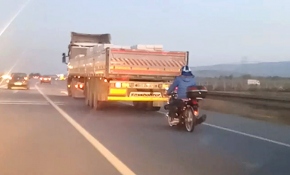 Motosiklet sürücüsünün tehlikeli yolculuğu