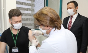 Yerli aşı adayında ilk doz Erciyes Üniversitesi'nde uygulandı
