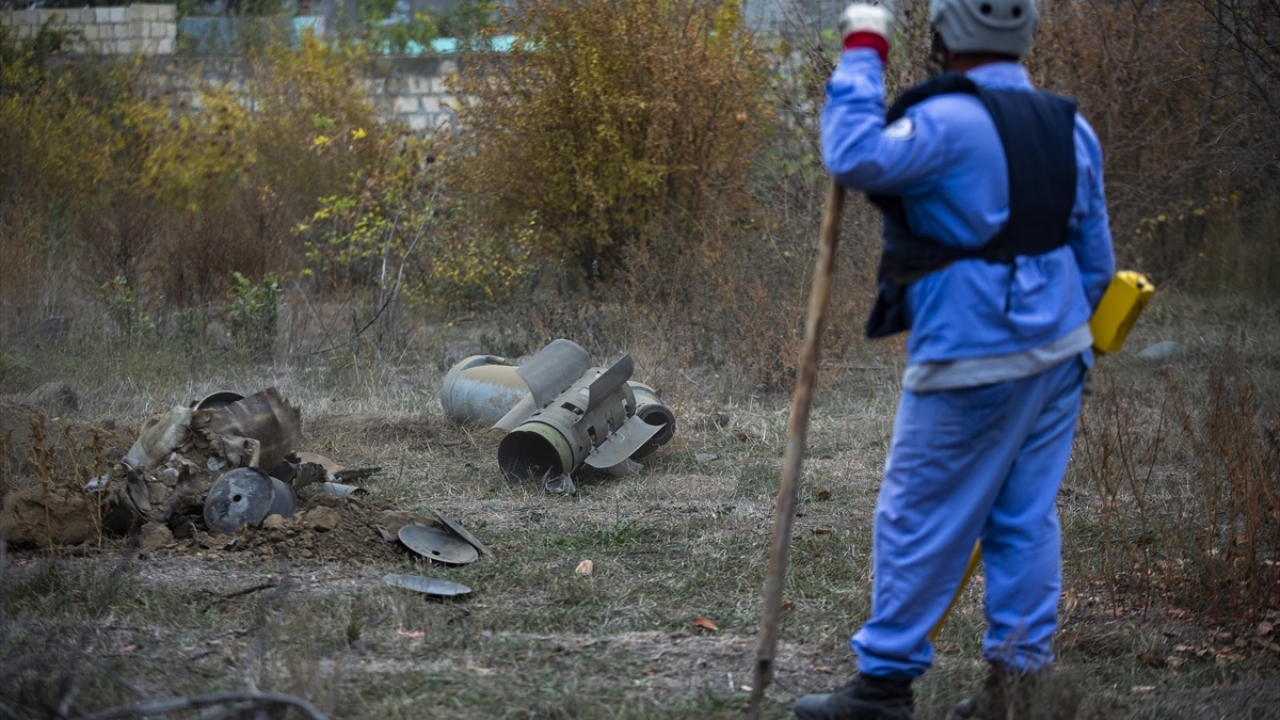 Patlamayan füzeyi yerinden kaldırmak için güvenlik güçleri ve ANAMA uzmanlarına haber verildi.