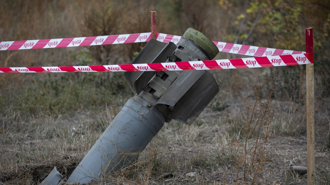 Olay yerine gelen ekipler, füzeyi kontrollü bir şekilde saplandığı yerden çıkararak etkisiz hale getirdi.