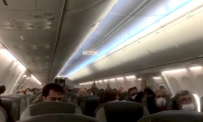 İzmir’den dönen AKUT ekiplerine uçakta alkışlı karşılama