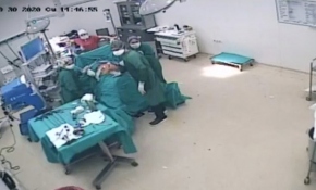 Depreme ameliyatta yakalanan doktorlar hastayı bırakmadı