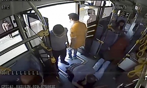 Polisin kalp krizi geçiren yolcuyu kurtarma çabası kameraya böyle yansıdı