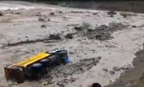 Giresun'da iş makineleri sele kapılarak sürüklendi