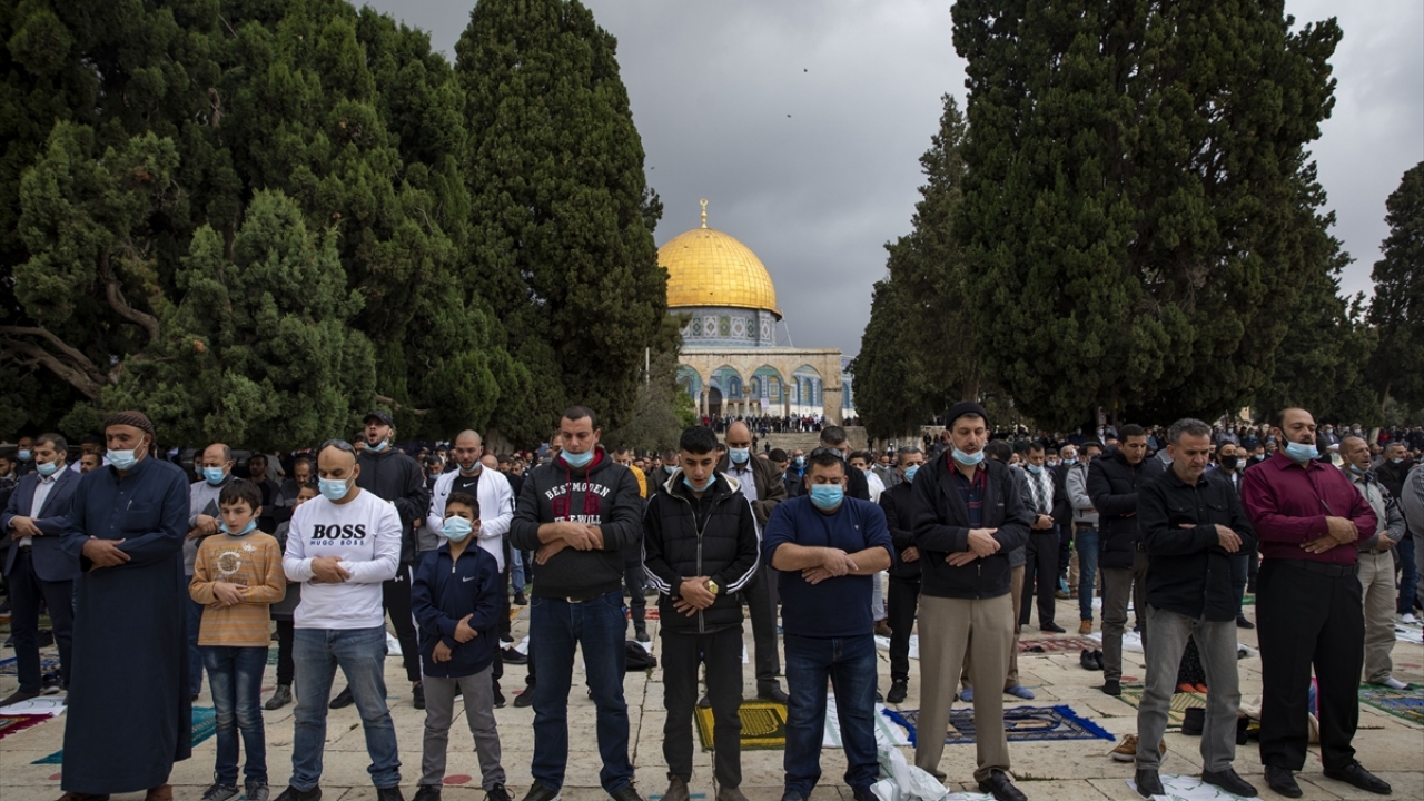 Kudüs`teki Müslümanlar, cuma namazını Mescid-i Aksa`da kıldı.