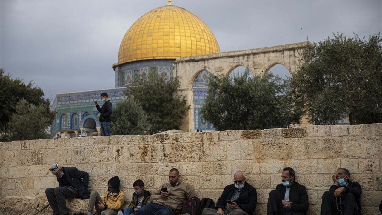 Kudüs`teki Müslümanlar, cuma namazı için Mescid-i Aksa`ya akın etti.