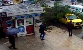 Ağacın taksinin üzerine devrilme anı kamerada