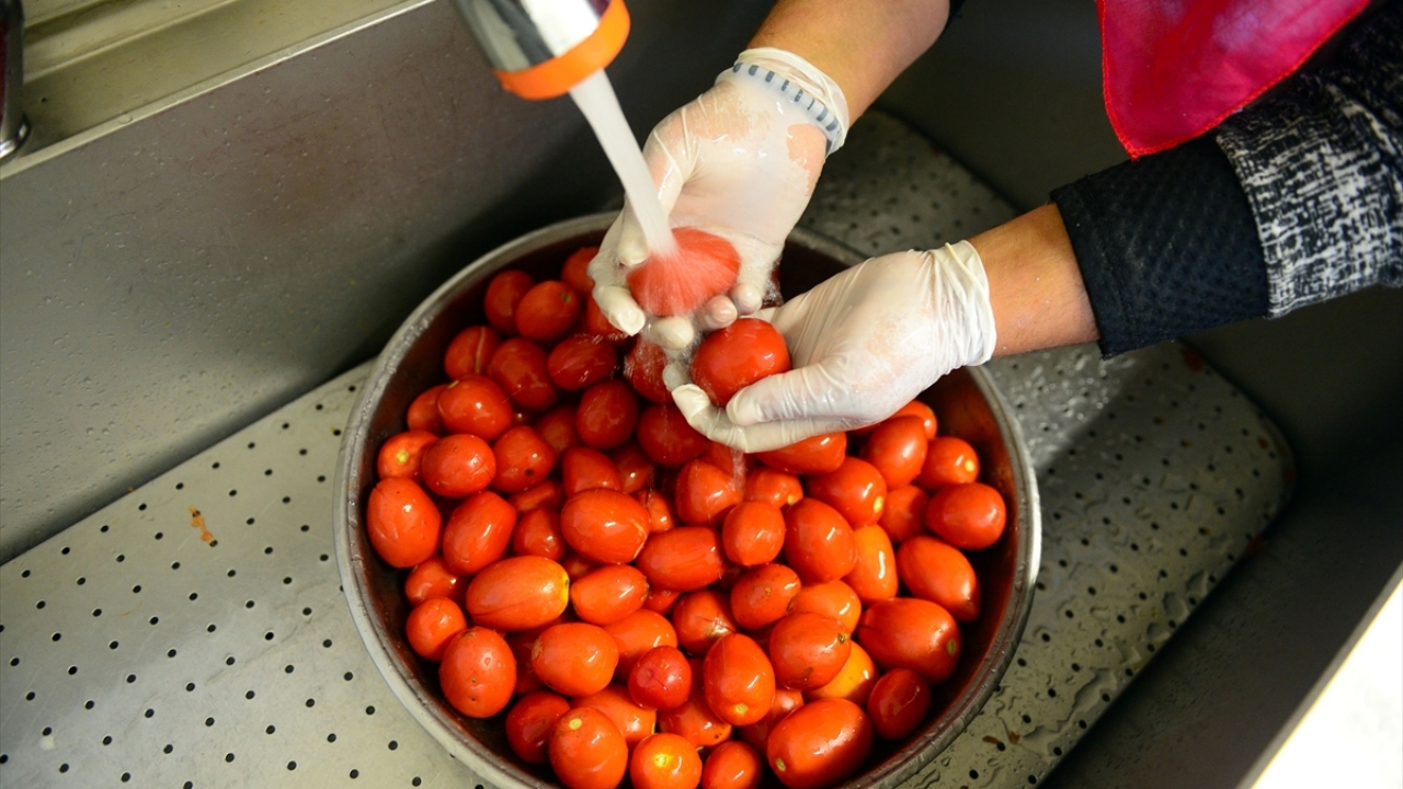 Domates reçelini üreten kadınlardan Çiğdem Yıldız, domates reçelinin oldukça lezzetli ve ilgi gören ürün olduğunu söyledi. 