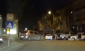 Hareket halindeki otomobilden çocuk düştü