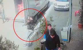 Kamyonetin açık kalan kapısı kaldırımdaki yayaya çarptı