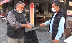 Yere düşen 4 bin 500 lirayı toplayıp sahibine teslim ettiler