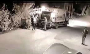 Temizlik işçilerinin eğlenceli mesaisi kameraya yansıdı