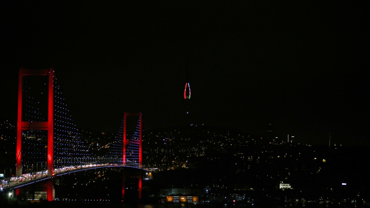 Çamlıca Kulesi'ne Türkiye ve Azerbaycan bayrağı yansıtıldı ...