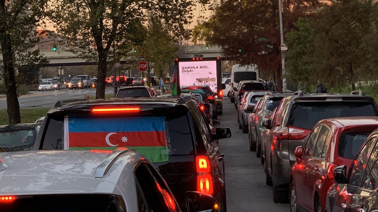 Daha sonra konvoy oluşturan Azerbaycanlılar araçlarıyla şehir turu attı.