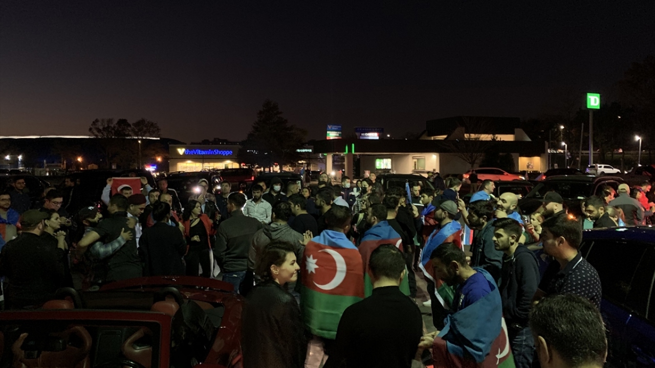 Ellerinde Azerbaycan ve Türk bayrakları bulunan grup, "Karabağ bizimdir, bizim olacak" sloganı attı. 