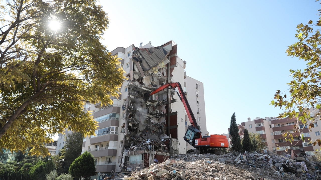 Tespit edilen ağır hasarlı binalar ekiplerin çalışmalarıyla yıkılıyor.