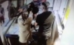 Kargosu evine çıkarılmayan kadın güvenliğe saldırdı