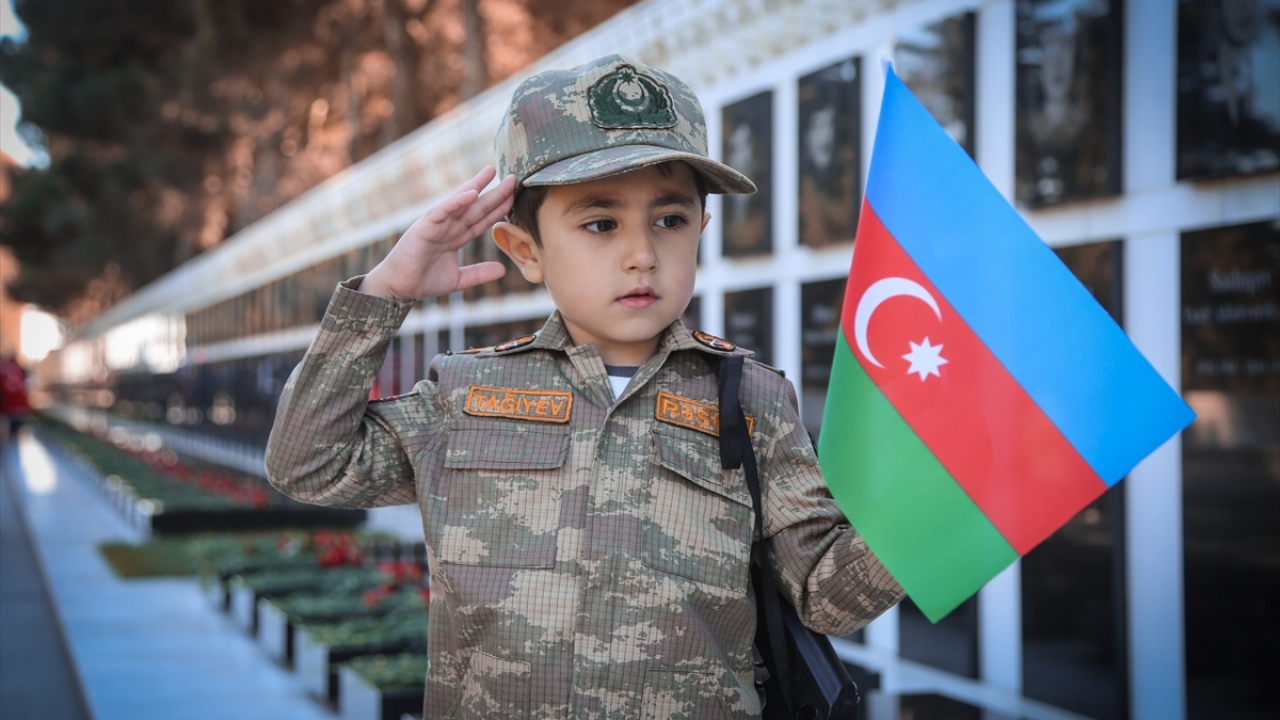 Başkent Bakü`de halk, kutlamalar için Hazar Denizi kıyısındaki Ulusal Park`a ve 20 Ocak Şehitlerinin defnedildiği Şehitler Hıyabanı`na akın etti.