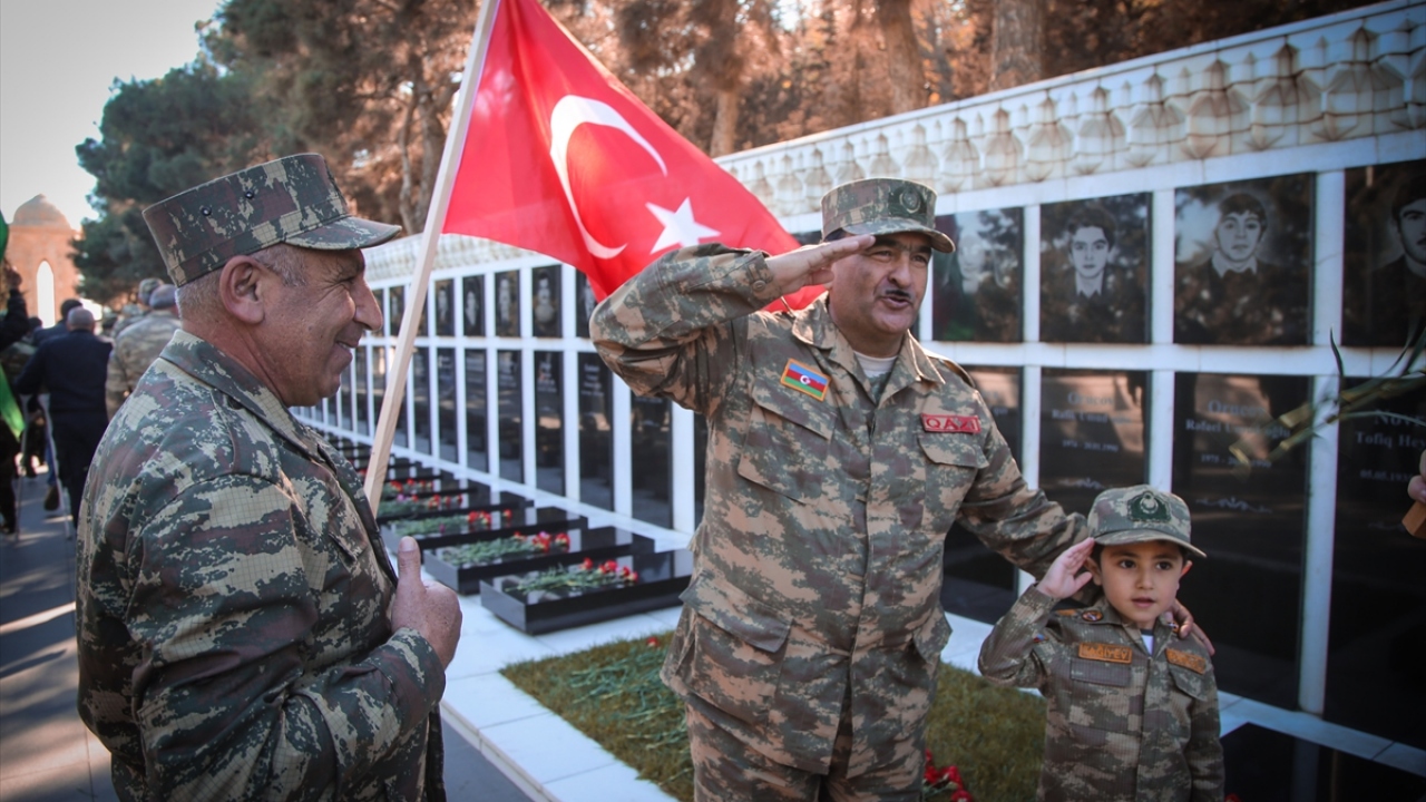 Şehitler Hıyabanı`nı ziyaret eden vatandaşlar, mezarlara karanfil bıraktı, "Şehitler ölmez, vatan bölünmez", "Karabağ Azerbaycan`dır" sloganları attı. 