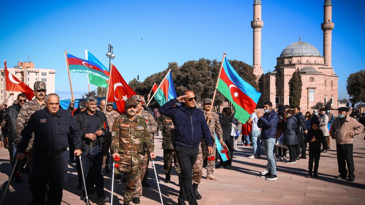 Ellerinde Azerbaycan ve Türk bayrakları taşıyan vatandaşlar hem Şuşa`nın kurtuluşu hem de Bayrak Günü dolayısıyla birbirini kutladı, sevinç gösterisinde bulundu. Ulusal parkta bayrağı olmayanlara bayrak dağıtıldı.