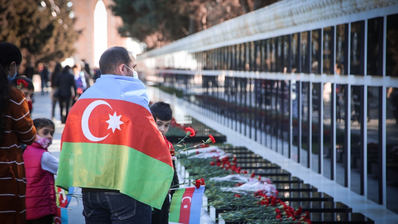 Üç renkli Azerbaycan bayrağı, 9 Kasım 1918`de Azerbaycan Cumhuriyeti hükümeti toplantısında kabul edilmişti.