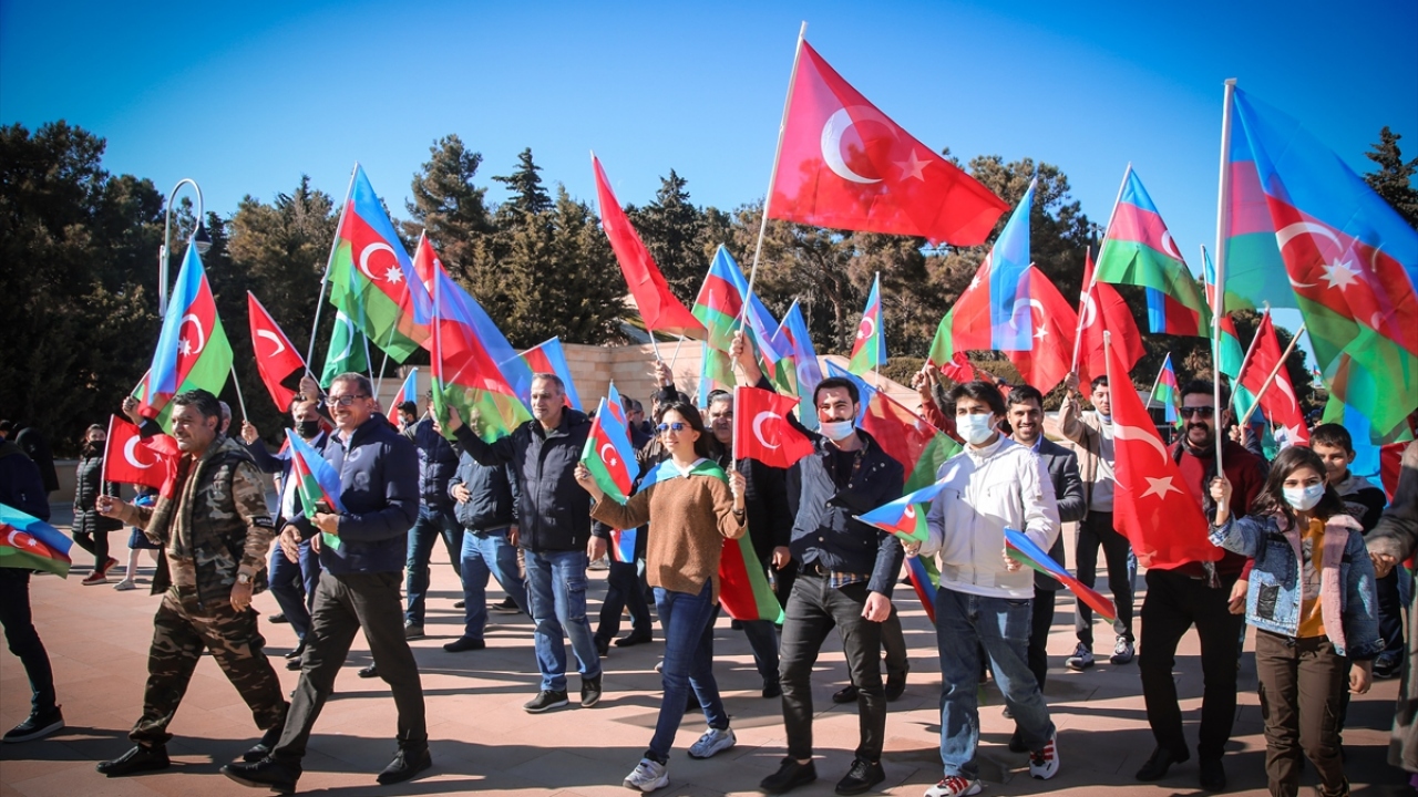 Ülkede 2009`da 9 Kasım günü, Cumhurbaşkanı kararnamesi ile "Devlet Bayrak Günü" ve resmi tatil ilan edilmişti.