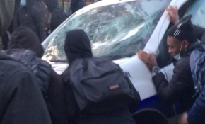 Fransa'da protestocu gençler polis arabasına saldırdı