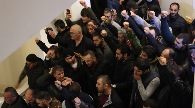 Ermenistan’ın başkenti Erivan`da protestocular, Paşinyan’ın Dağlık Karabağ’da yenilgiyi kabul etmesinin ardından hükümet binası önünde toplandı. 