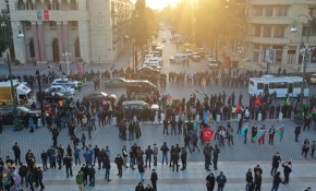 Azerbaycanlılar anlaşmayı meydanlarda kutluyor