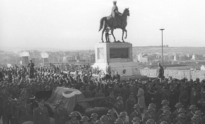 Gözü yaşlı bir ulus kahramanını böyle uğurladı