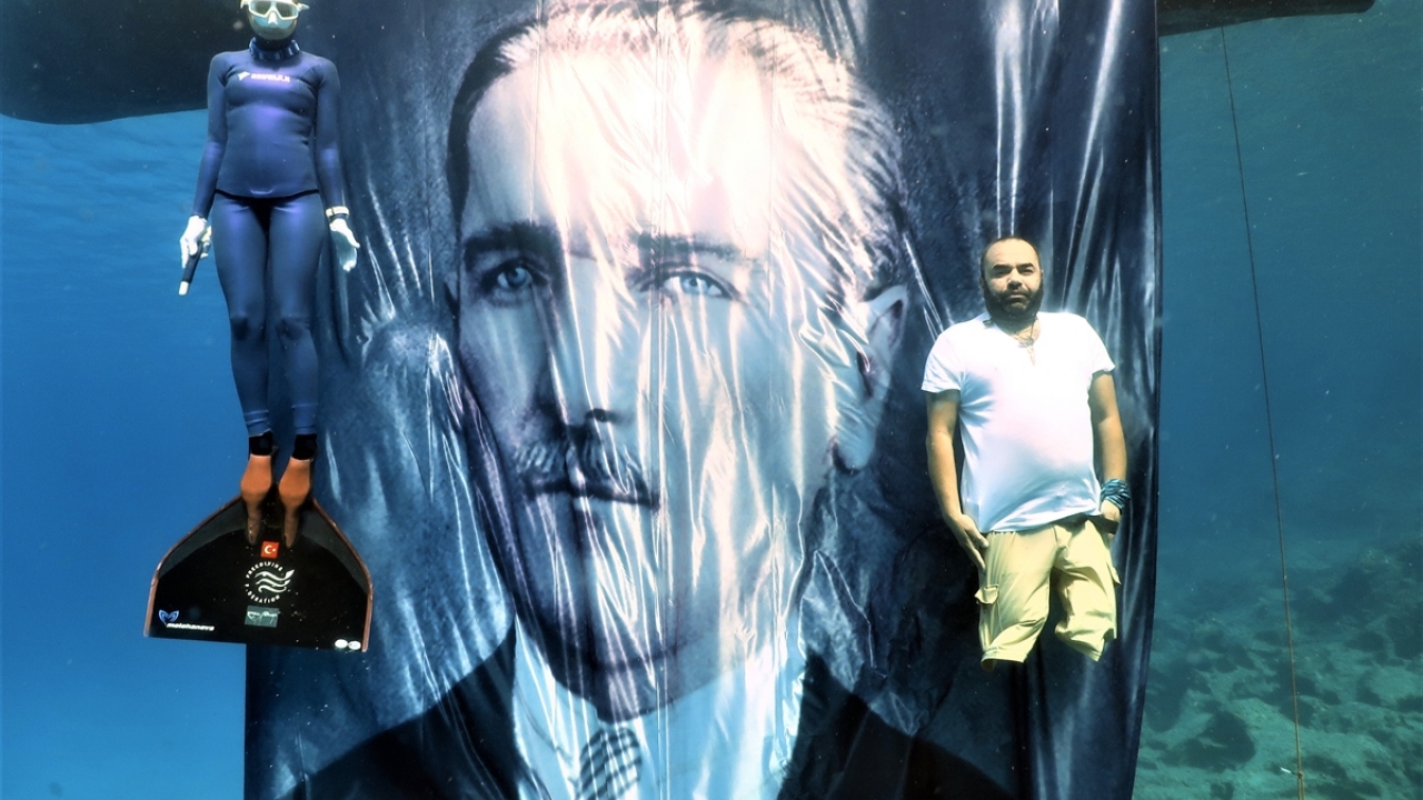 Milli sporcu, daha sonra dünya serbest dalış rekortmeni Ufuk Koçak ile 10 metre derinliğe dalış yaparak, 30 metrekarelik Atatürk posteri önünde 1 dakika saygı duruşunda bulundu. 