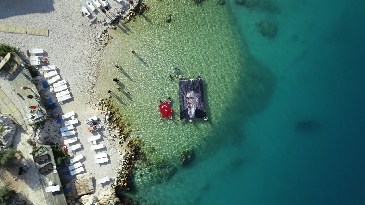 Dünya rekortmeni milli sporcu Birgül Erken, 10 Kasım Atatürk`ü Anma Günü ve Atatürk Haftası kapsamında Kaş Belediyesi İnceboğaz Tesisleri`nde gençler ve çocuklarla bir araya geldi. 