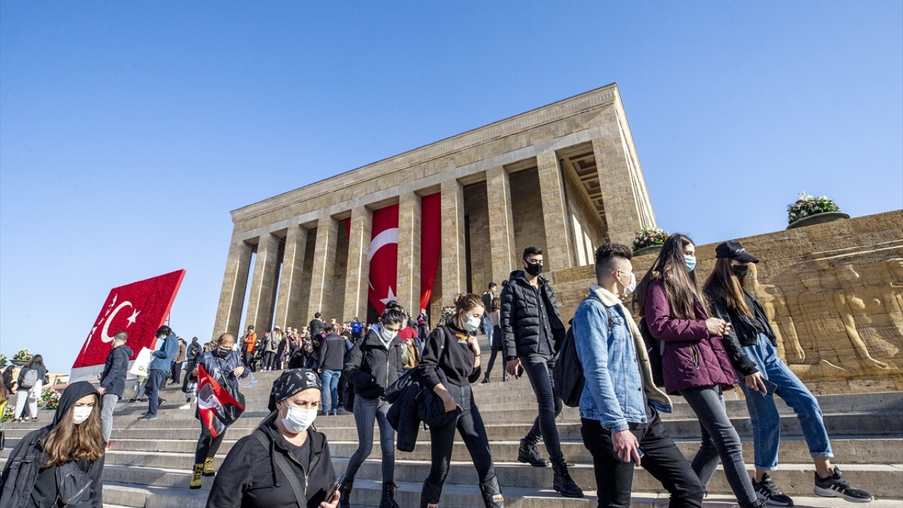 Nöbet değişimi sırasında askerlerin yaptığı seremoni de ilgiyle izlendi.