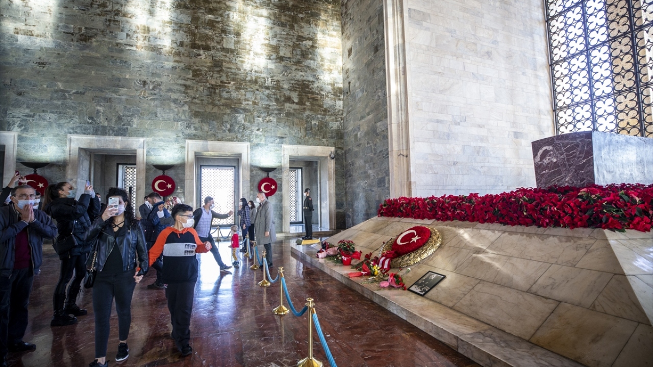 Bazı vatandaşlar mozole önünde dua etti ve saygı duruşunda bulundu.