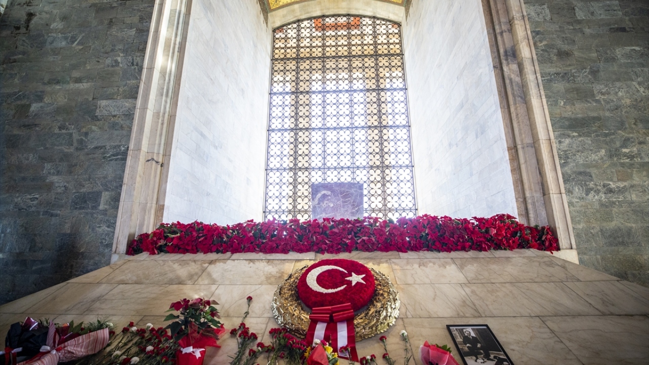 Anıtkabir`deki hoparlörlerden Atatürk`ün 10. Yıl Nutku`nun ses kaydı verildi.