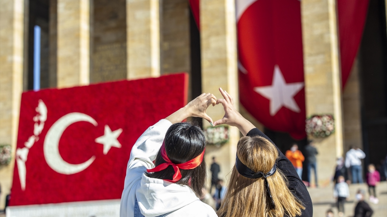 Vatandaşların Anıtkabir`i ziyareti devam ediyor.