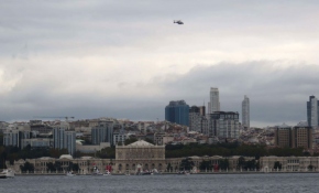 Polis helikopteriyle Dolmabahçe üzerinde saygı duruşu
