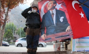 Ayakkabı boyacısından gözyaşları içinde saygı duruşu